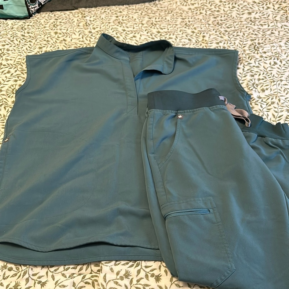 Figs scrub set. Size small, teal color.